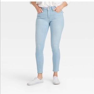 Universal Thread Mid rise light wash jeans Size 4 NWOT